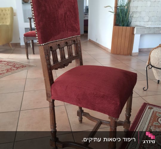 כיסא מרופד בבד אדום בחדר מגורים